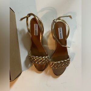 NWB Steve Madden Irisa Gold Block Heel Sandals Size 8